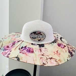 NWT Lucky 7 straw wide brim floral sun hat
